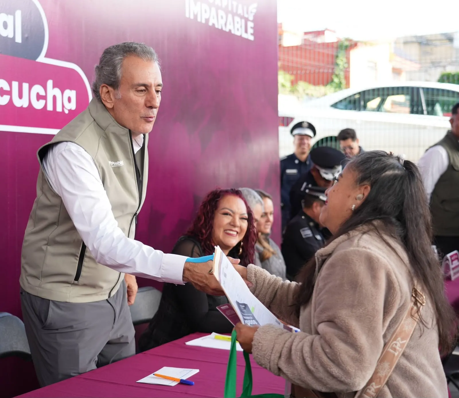 Vecinos de Tres Cruces llevan sus peticiones directamente al Ayuntamiento de Puebla