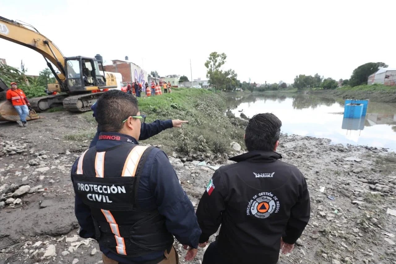 Ayuntamiento de Puebla continúa desazolve de barrancas y vasos reguladores