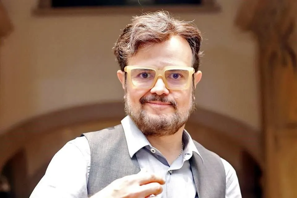 Aleks Syntek celebra 35 años con concierto interactivo en Puebla