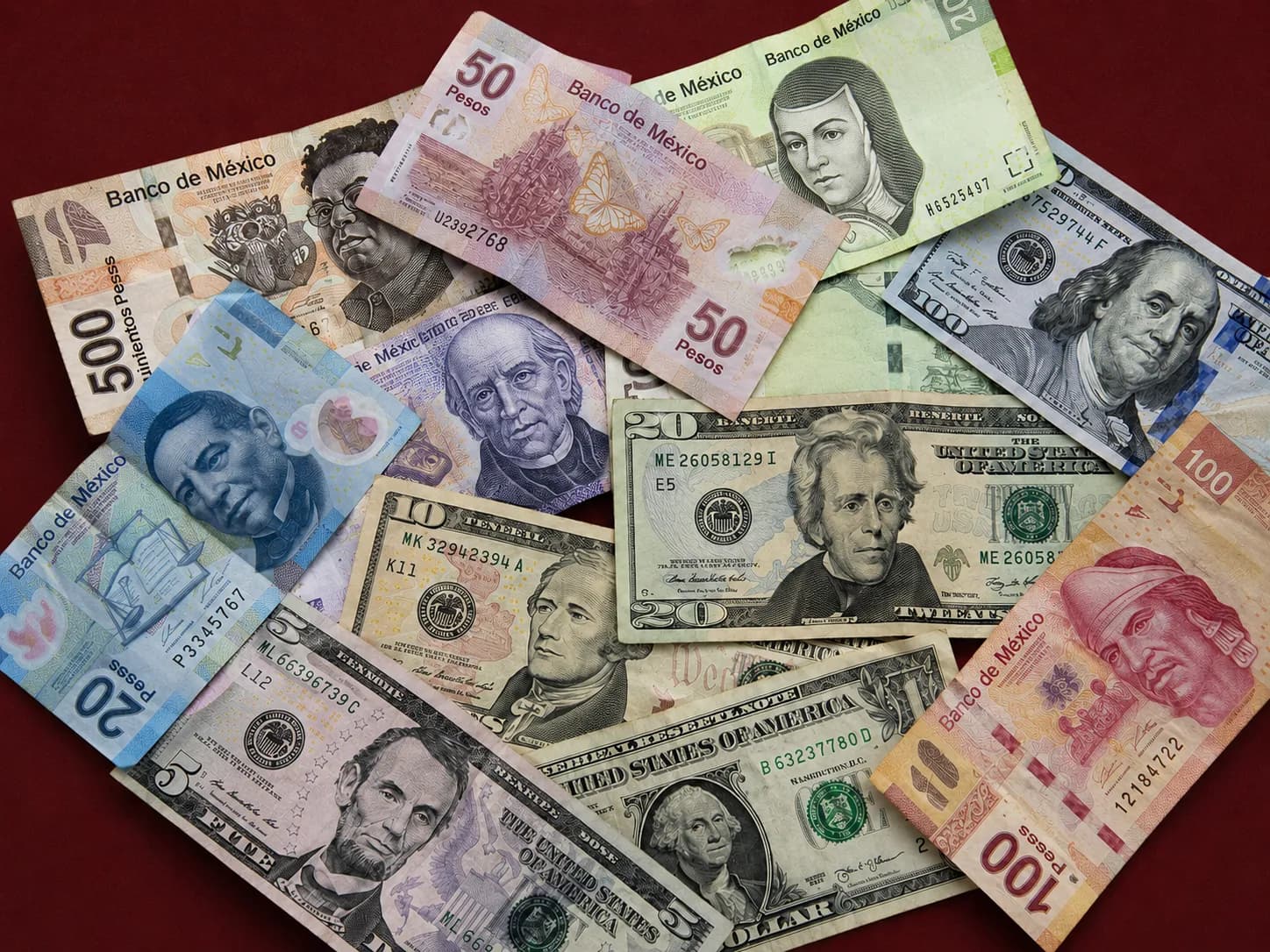 El peso mexicano gana terreno mientras el dólar pierde fuerza