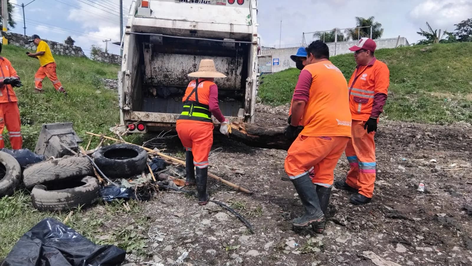 Ayuntamiento de Puebla retira árbol y basura del vaso regulador Puente Negro