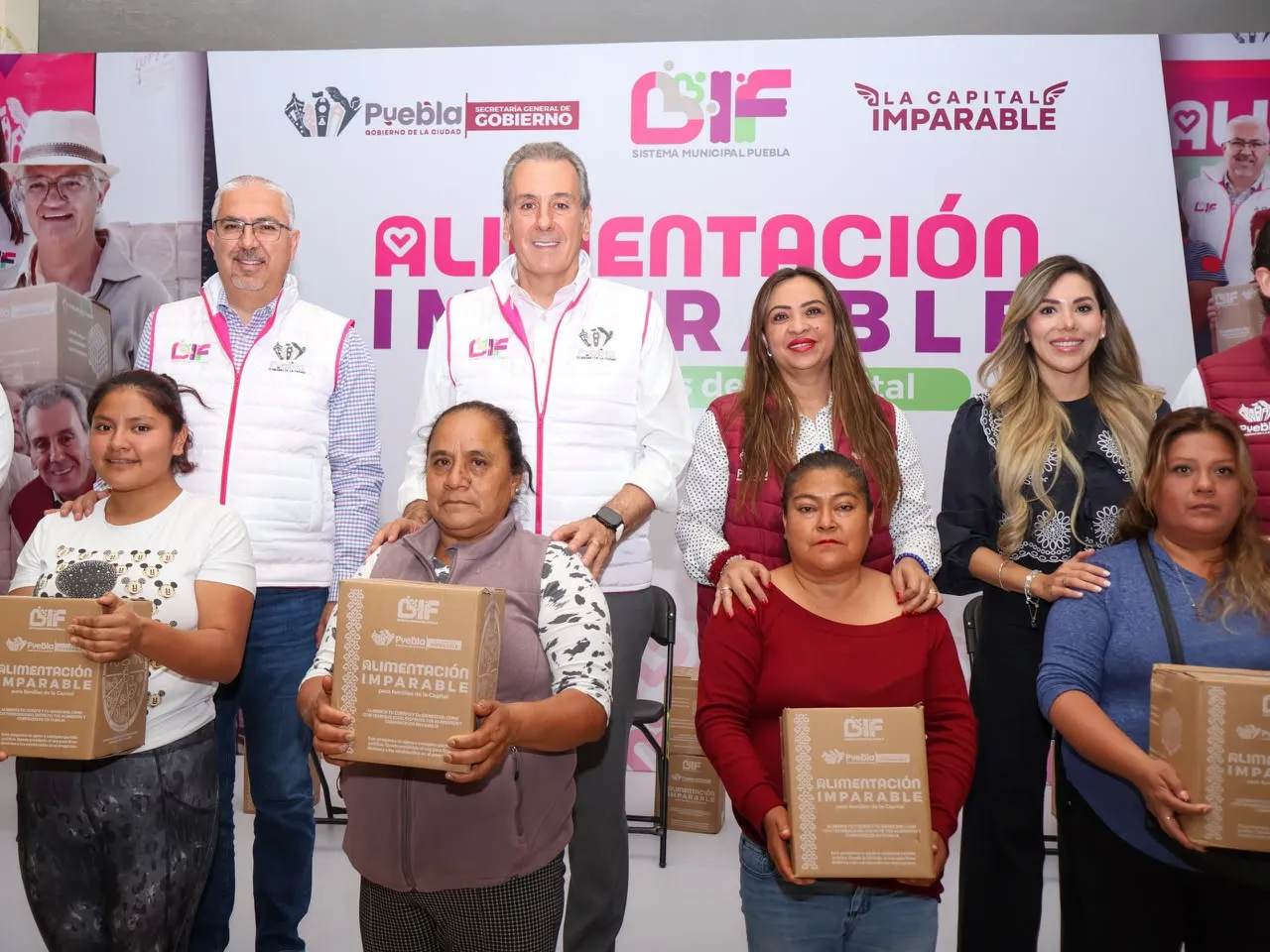Presidente municipal de Puebla entrega 6 mil 300 despensas gratuitas en San Francisco Totimehuacan
