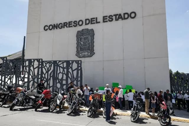 Falla entrega de chips por Ley Casco y motociclistas protestan