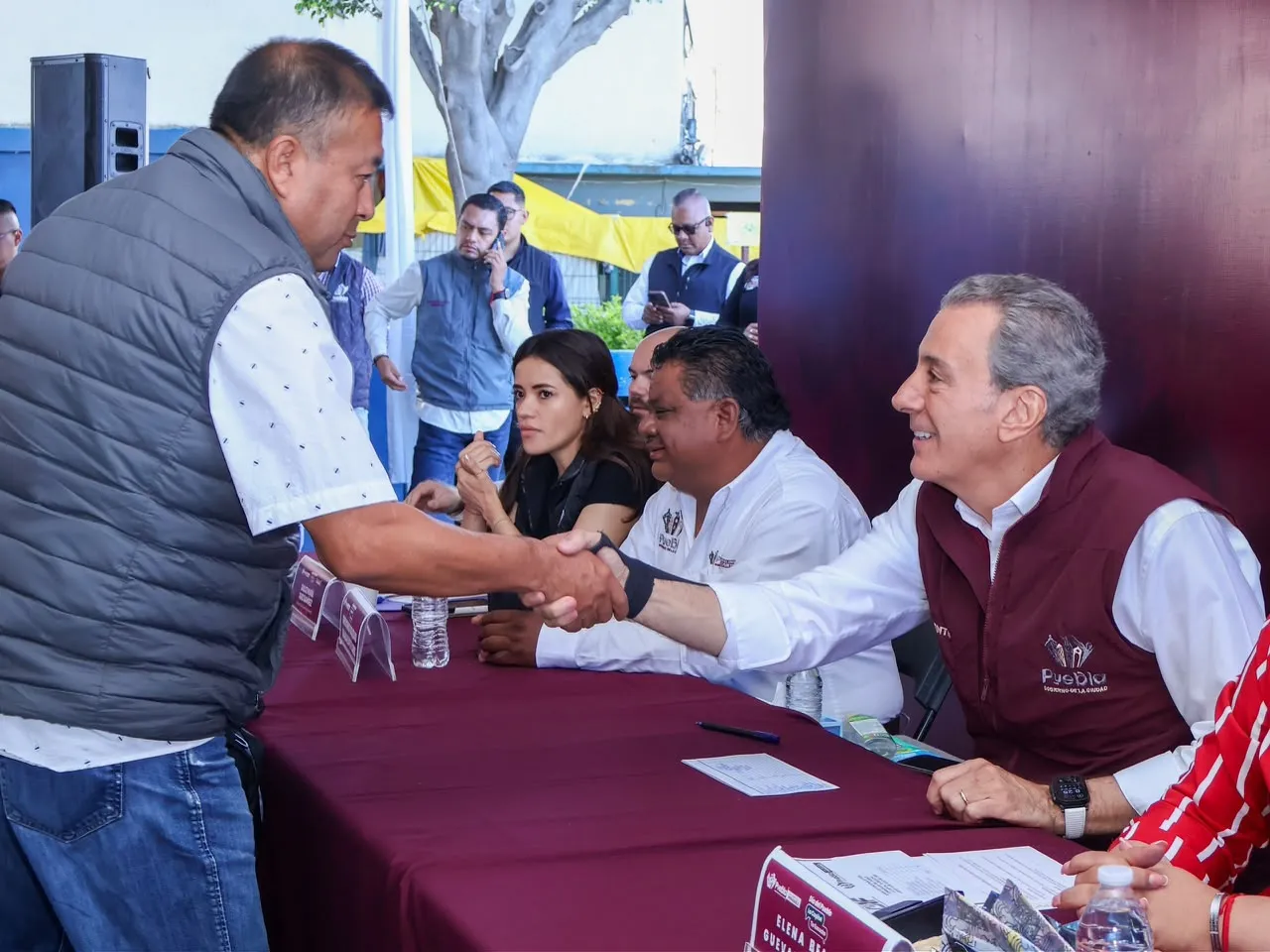 Alcalde de Puebla escucha peticiones de vecinos en INFONAVIT San Pedro