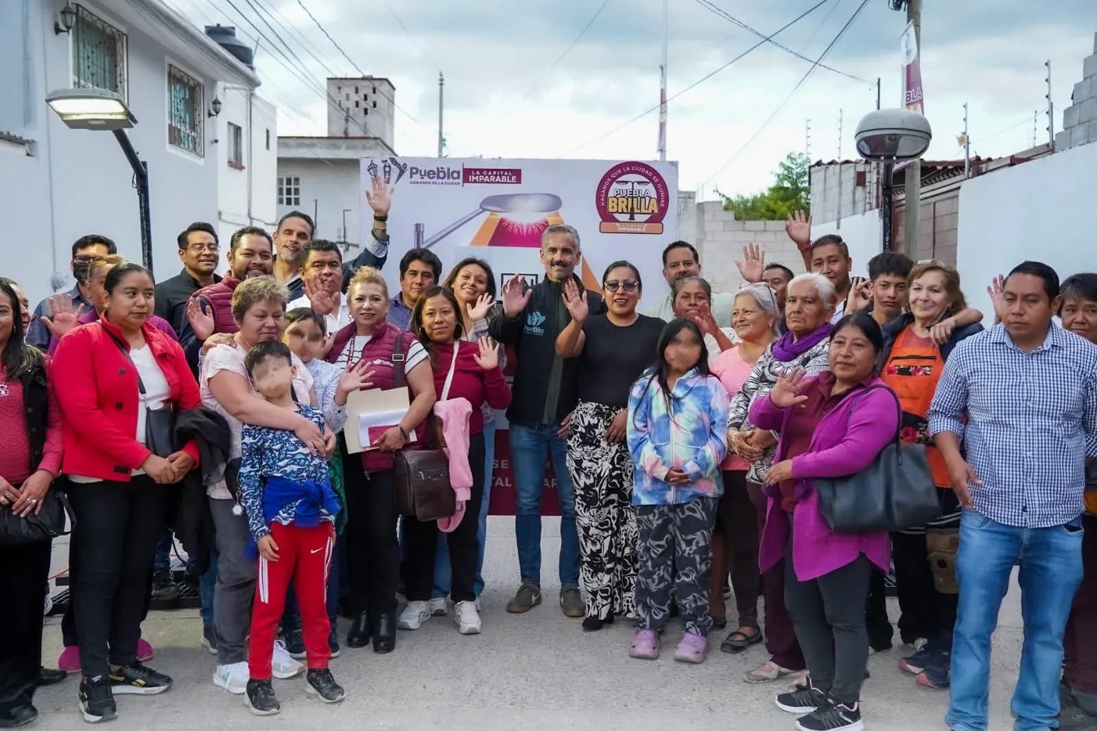 Ayuntamiento de Puebla entrega 540 luminarias LED en Totimehuacán y Barrio San Juan