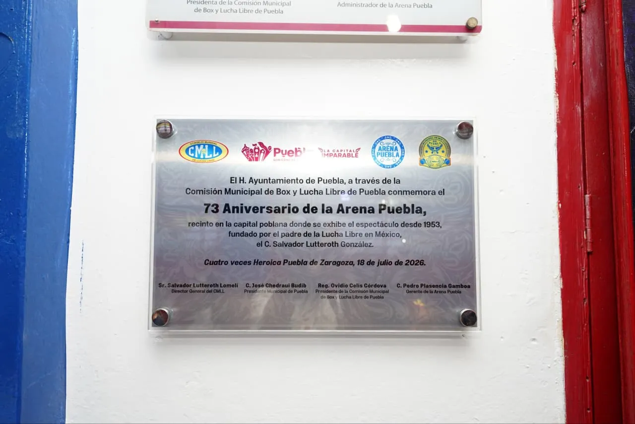 Presidente municipal de Puebla devela placa por el 73 aniversario de la Arena Puebla