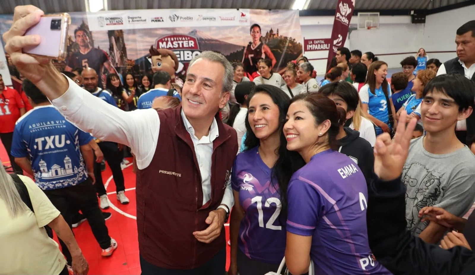 Presidente municipal de Puebla se reúne con equipos rumbo al Festival Máster de Voleibol