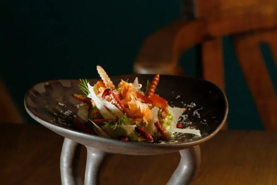 Restaurante con dos estrellas Michelin fue multado por servir hormigas en sus platillos