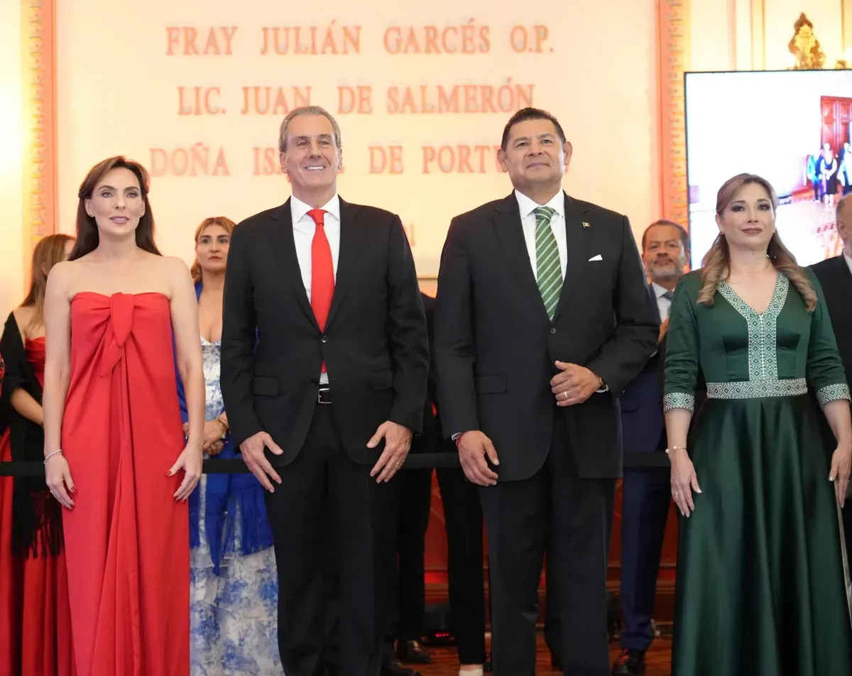 Gobierno estatal y Ayuntamiento de Puebla encabezaron Grito de Independencia ante familias en el Zócalo