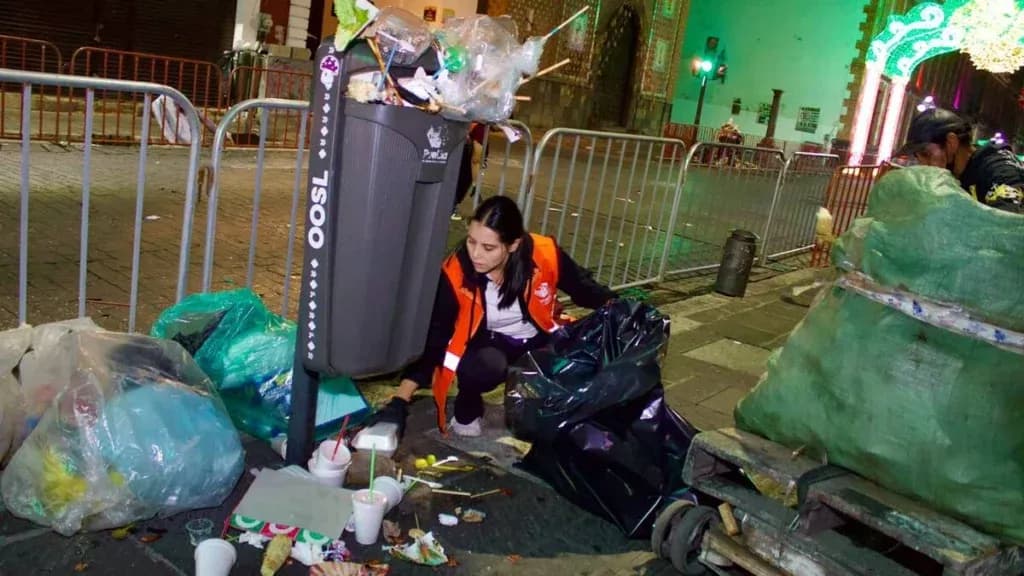 Ayuntamiento de Puebla desplegó cuadrillas desde la madrugada para limpiar zonas de festejos patrios