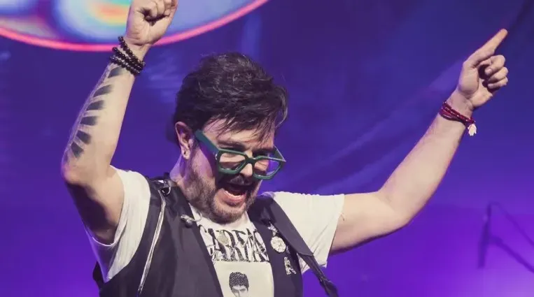 Aleks Syntek anuncia que se alejará de México después de una polémica presentación