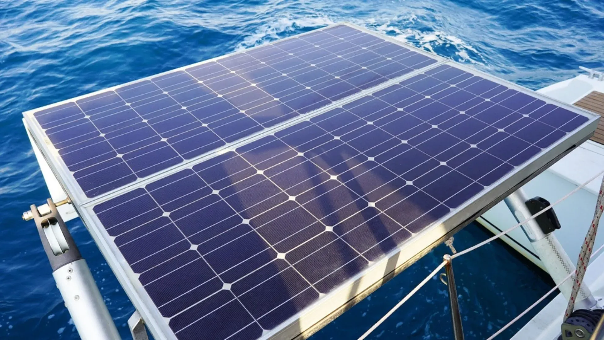 Paneles solares logran producir electricidad a 10 metros bajo el mar