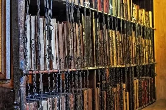 En esta biblioteca los libros siguen encadenados a los estantes