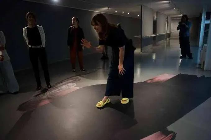 Una exposición muestra lo que queda de una obra cuando termina la función