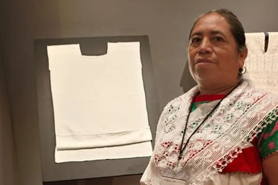 Artesana de Naupan gana premio nacional por su “Huipil de la Virgen”