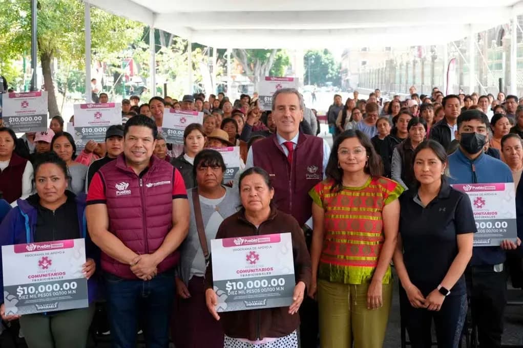 Entrega Ayuntamiento de Puebla 2 mdp a proyectos comunitarios tradicionales