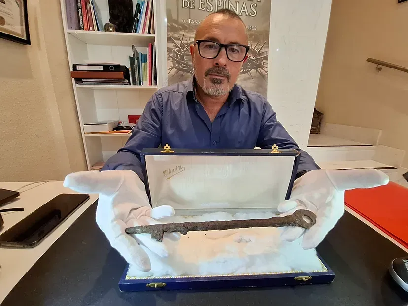 Compró una maleta en un mercado y encontró una posible llave de la Alhambra