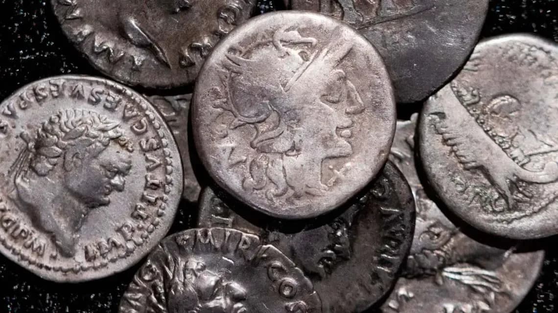 Encuentran 934 monedas romanas enterradas en un campo de Alemania