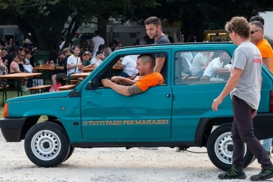 Un mecánico convirtió un Fiat Panda en un auto de apenas 50 centímetros de ancho