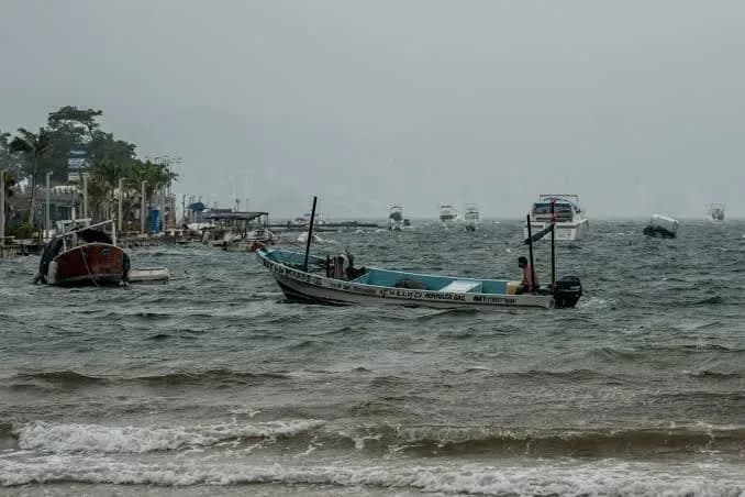 Huracán Polo golpea Baja California Sur y avanza hacia Sonora