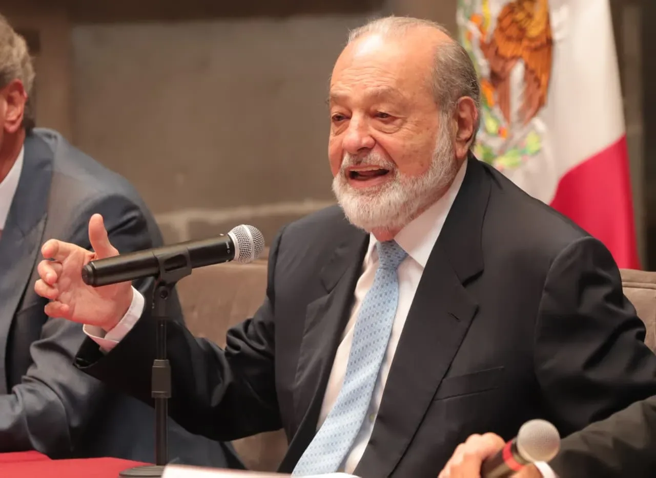 Carlos Slim propone que los jóvenes se titulen sin hacer tesis