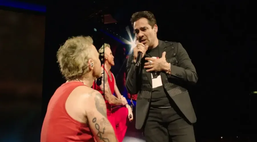 Robbie Williams invitó a Omar Chaparro a cantar en pleno concierto