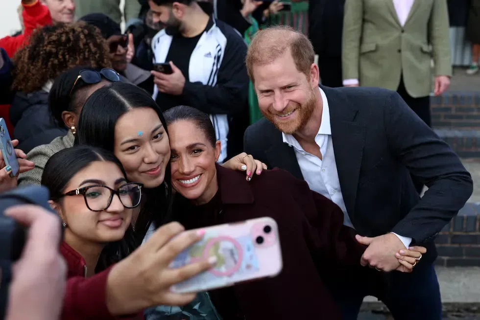 Harry y Meghan visitan organizaciones comunitarias durante su regreso al Reino Unido