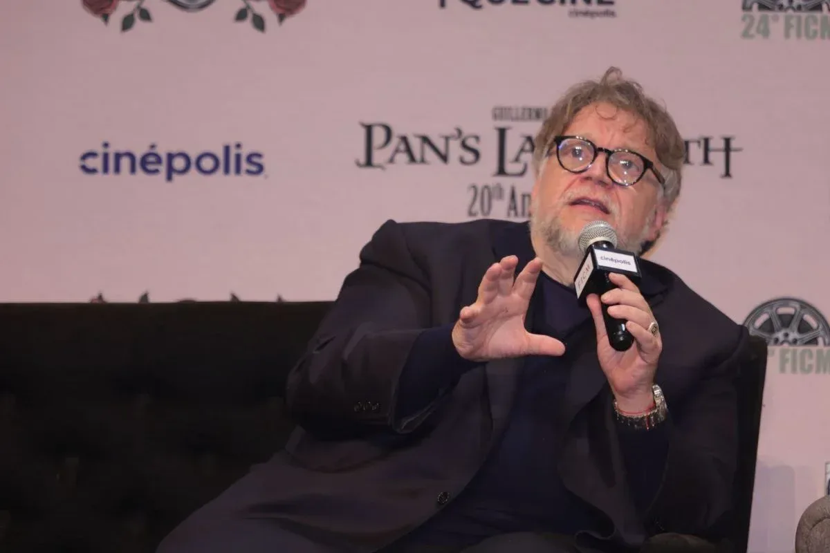 Guillermo del Toro escucha a jóvenes que protestan por el agua en Guadalajara
