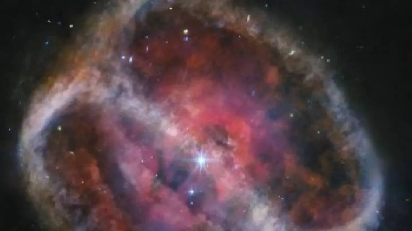 Una imagen de la NASA revela tres nebulosas tenues en la constelación de Casiopea
