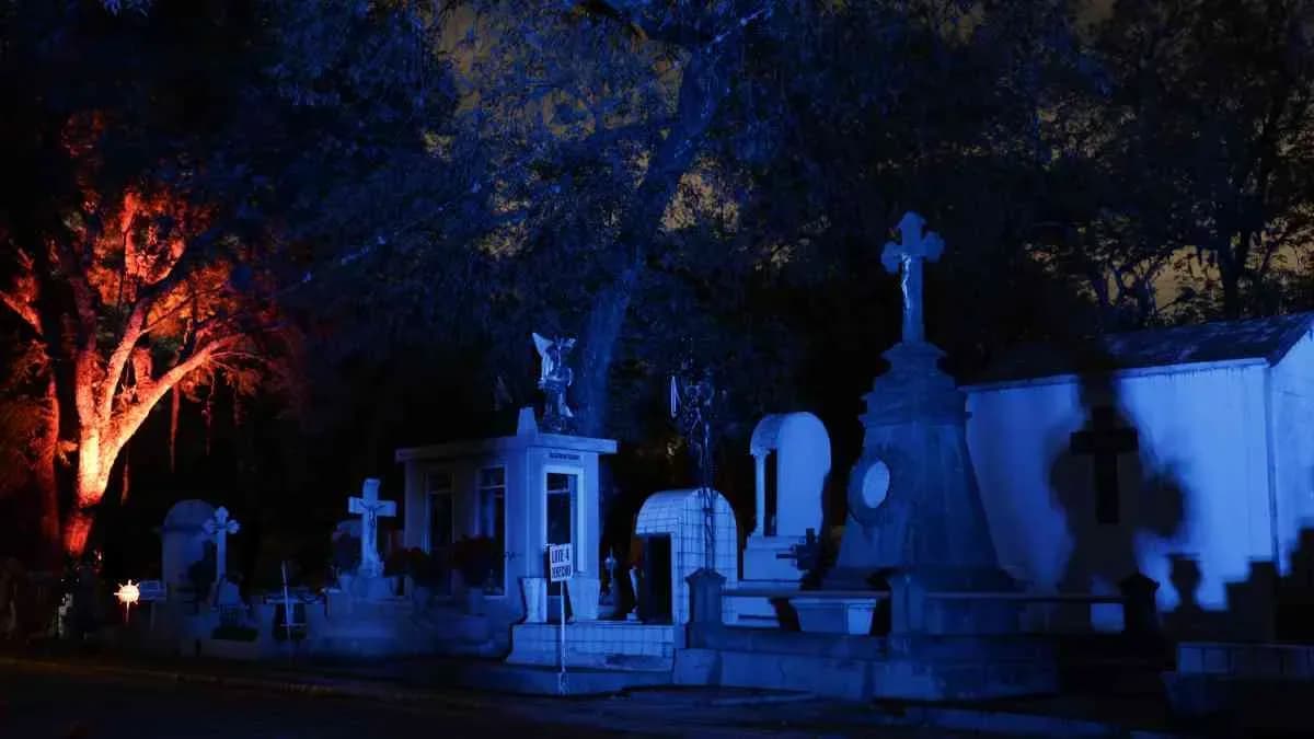 Puebla abre su panteón municipal para recorridos nocturnos gratuitos