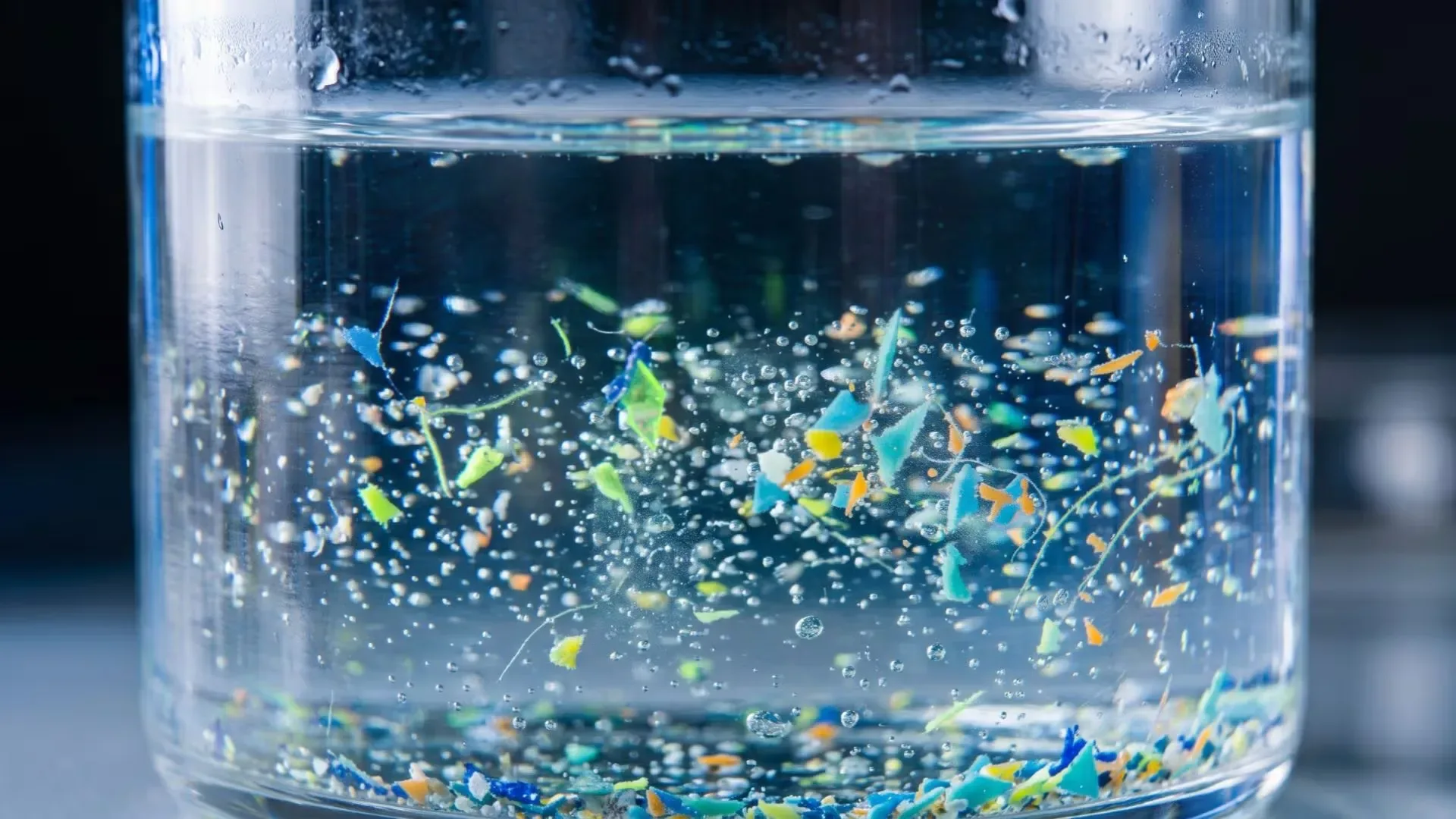 Un estudio explora cómo los microplásticos reaccionan al contacto con agua
