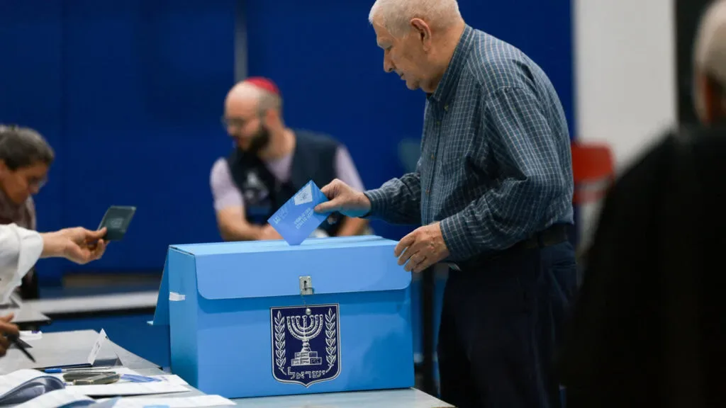 Israel vota en una elección que puede redefinir su gobierno