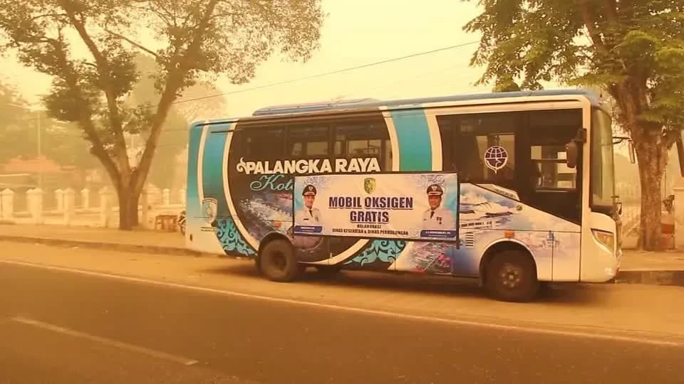 Indonesia lleva una unidad móvil de oxígeno a zonas cubiertas por humo