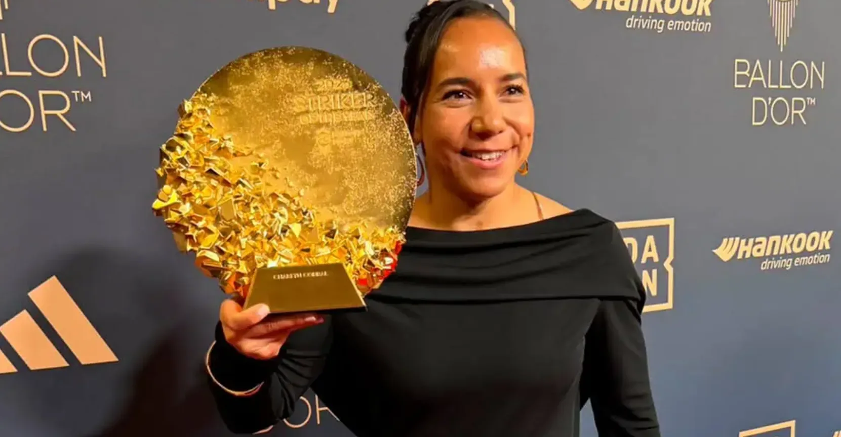 Charlyn Corral hizo historia con el premio a mejor delantera del año