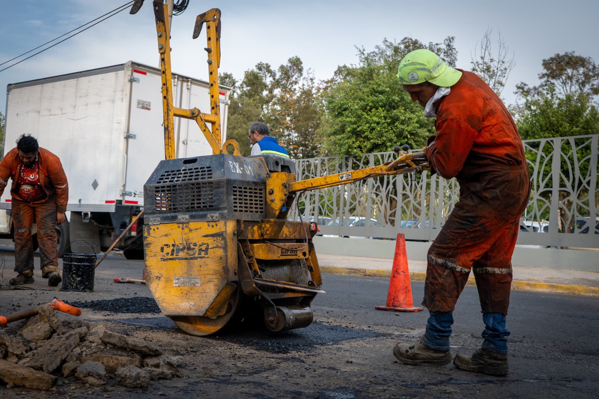 ¡Adiós a los baches! Mejoran calles de Puebla con campaña nocturna de bacheo