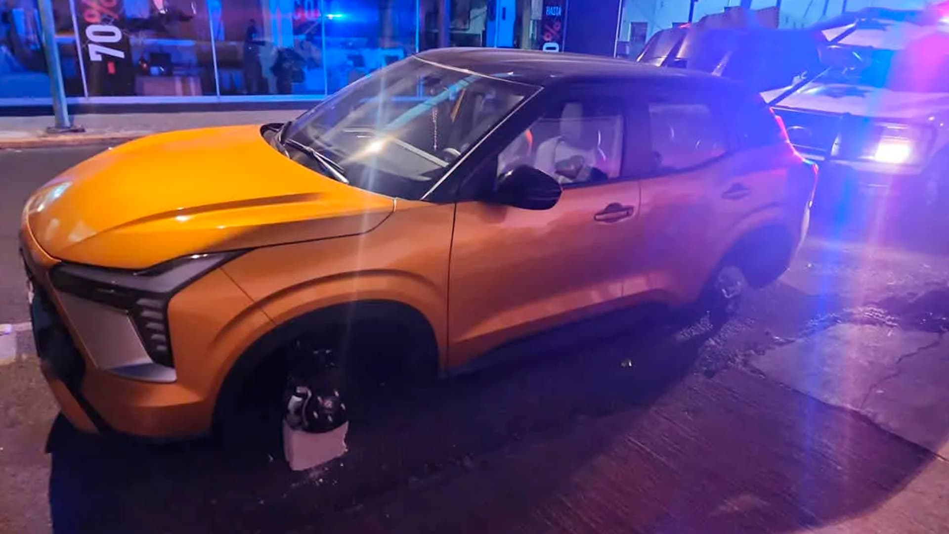 En zona de parquímetros desvalijan camioneta Mitsubishi nuevecita: y de Parkimóvil ni sus luces