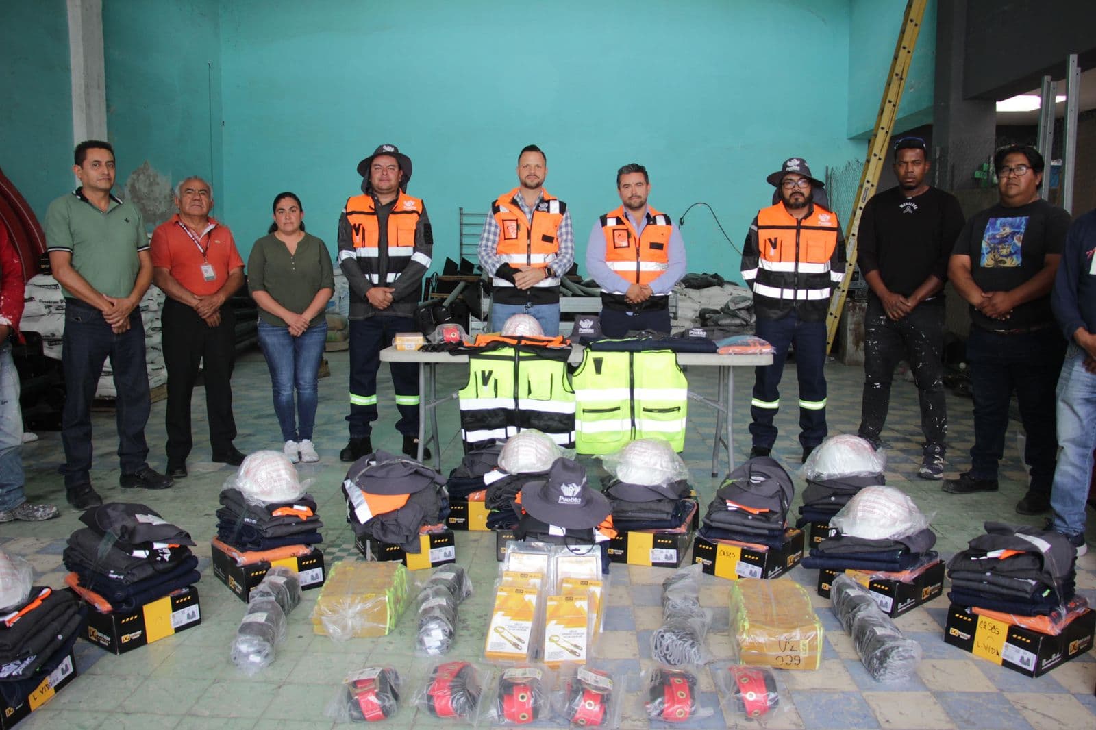 Puebla entrega uniformes a personal operativo de Movilidad