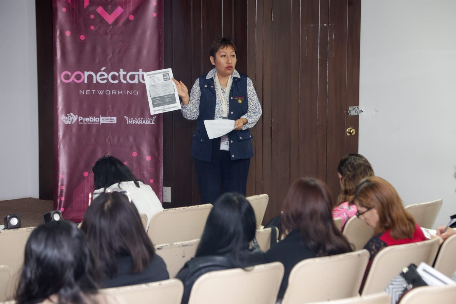 Capacitan a emprendedoras poblanas para exportar sus productos