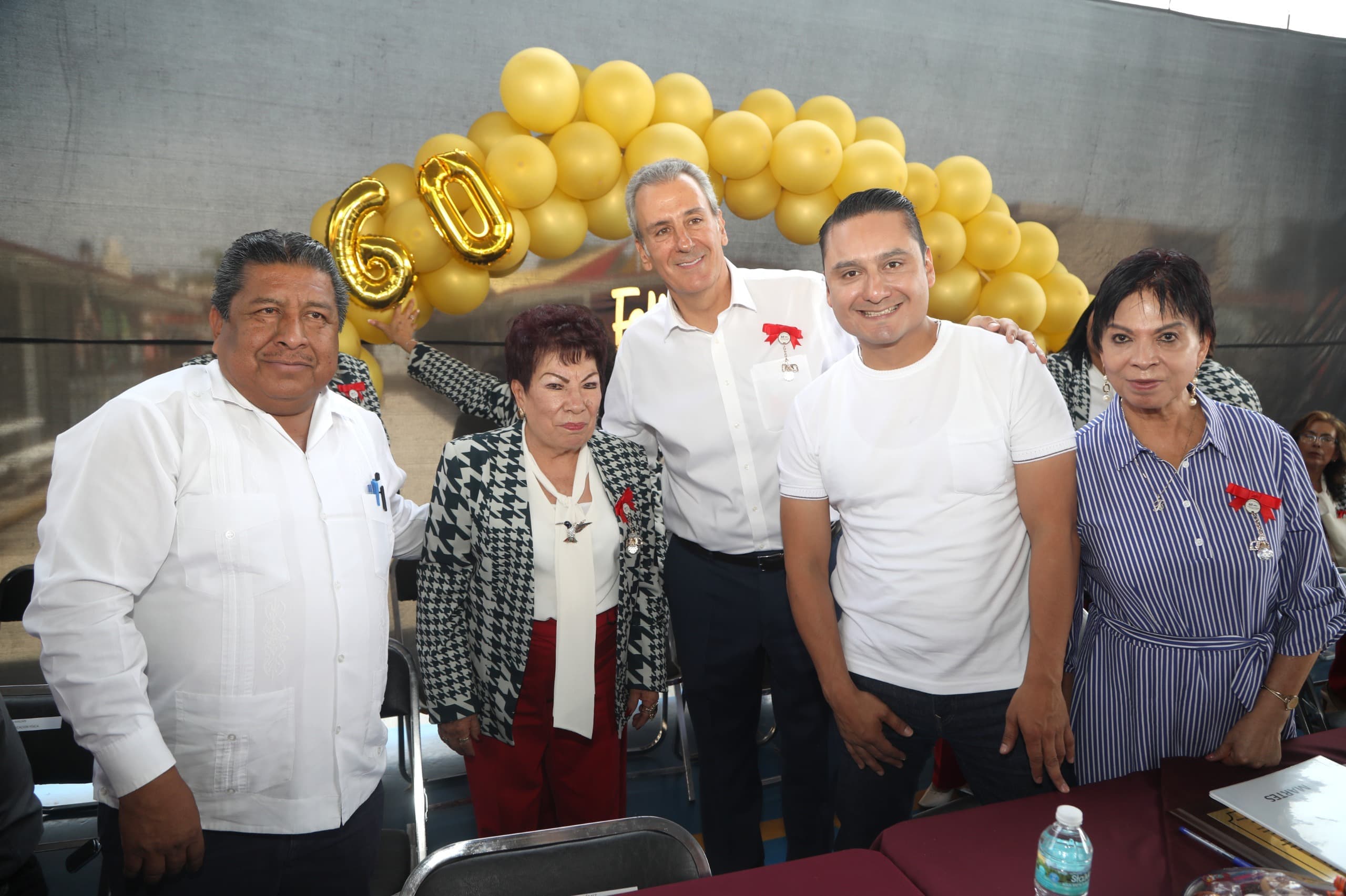 Reconoce Pepe Chedraui labor docente y trayectoria de la maestra Yolanda Ramos