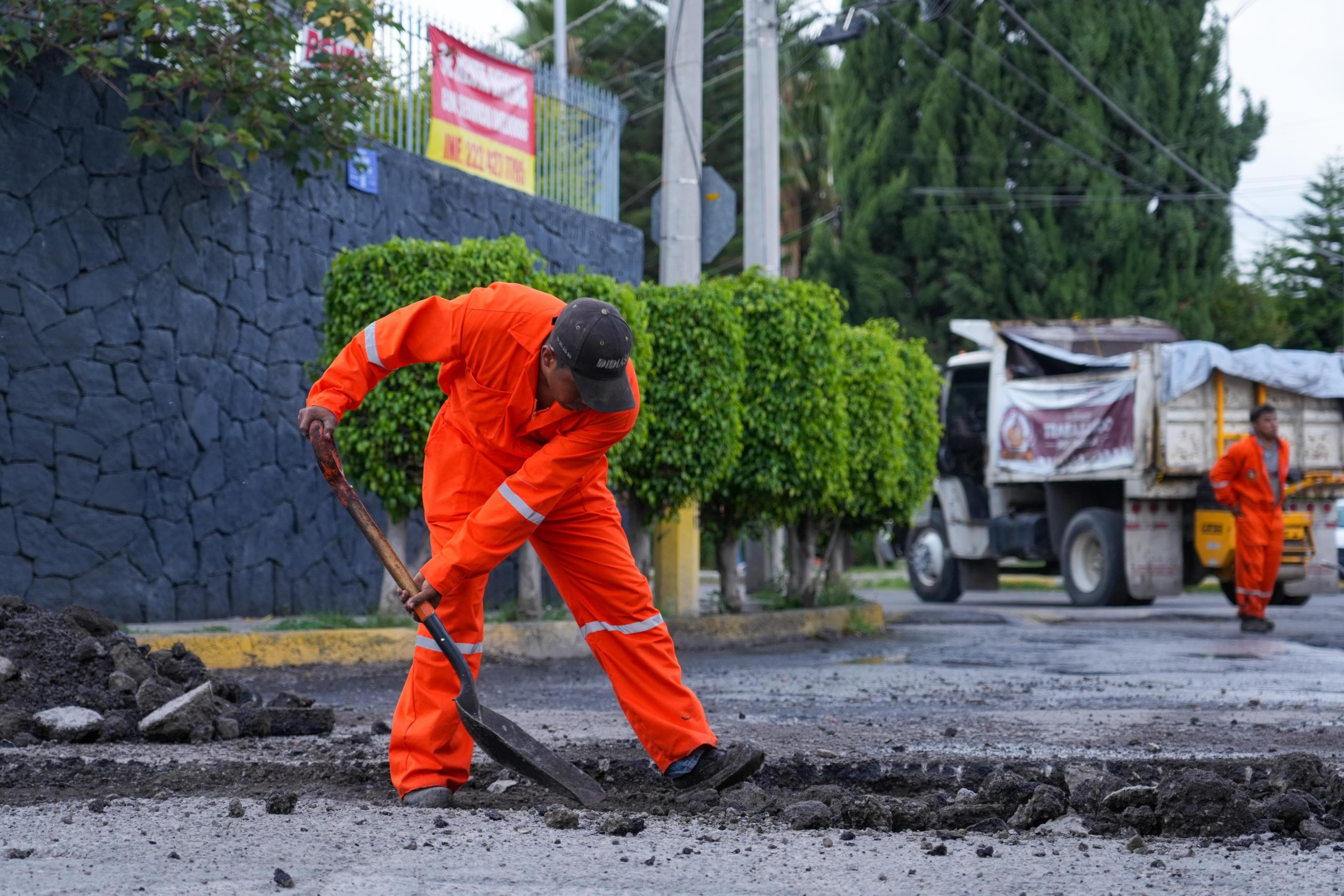 Pepe Chedraui refuerza campaña de bacheo en la colonia Valle Dorado