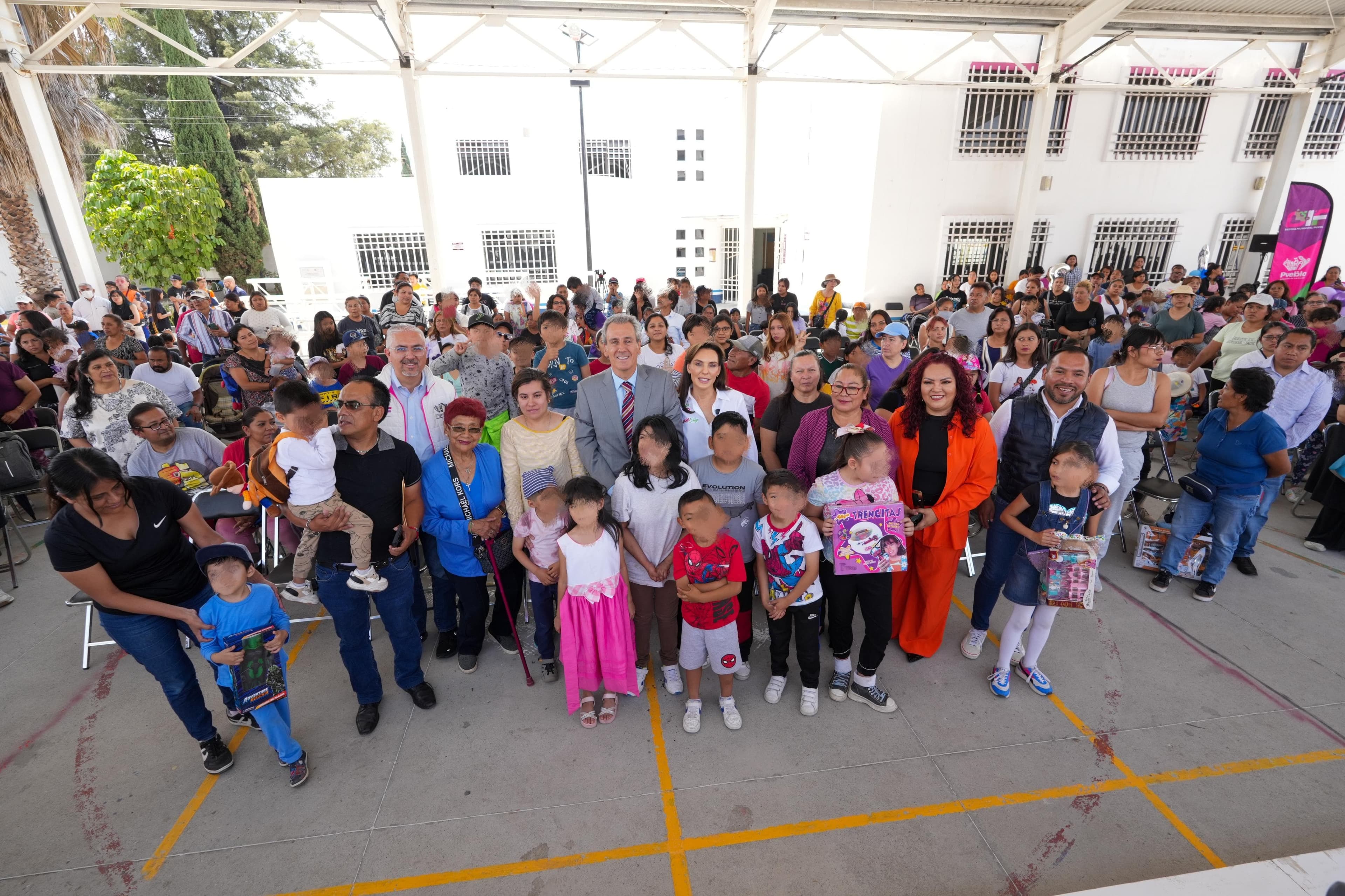 Pepe Chedraui y MariElise Budib llevan alegría y juguetes a niñas y niños de San Ramón