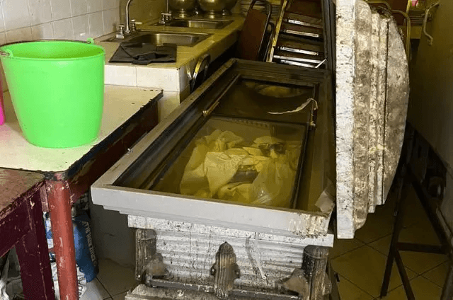 Fiesta clandestina usa ataúdes como hieleras y desata polémica