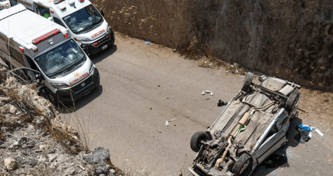 Volcadura en la Apizaco-Calpulalpan deja dos muertos