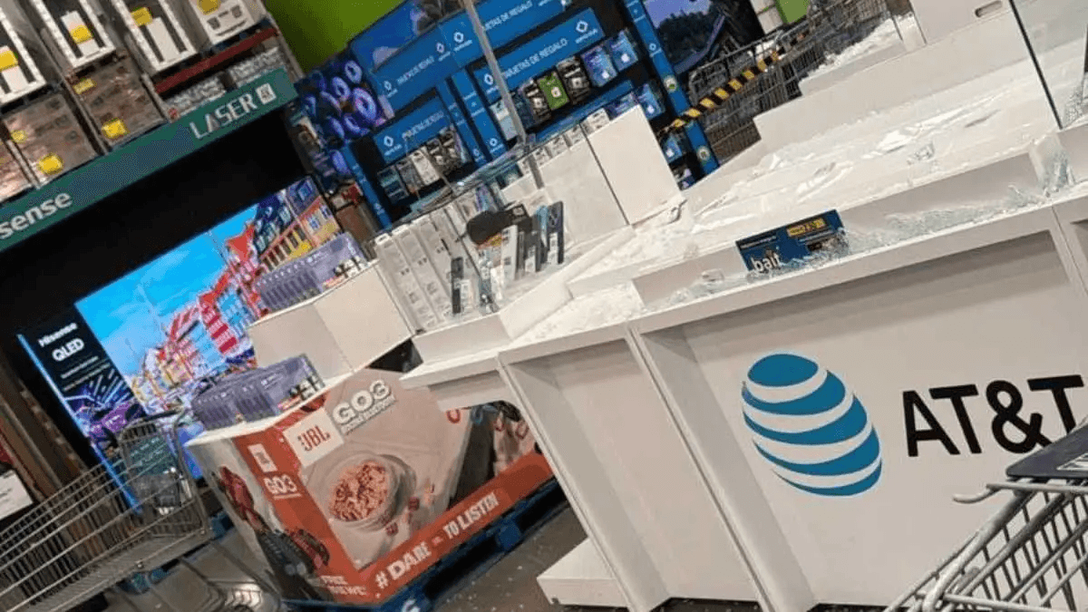 Rompen vitrinas y roban celulares en el supermercado de Periplaza