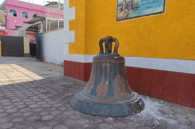Inician trabajos para fundir la nueva campana de la parroquia de Acatlán