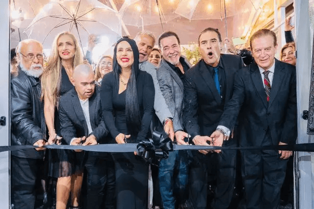 Reaparece Sandra Cuevas para inaugurar su galería de arte; le tira a Monreal