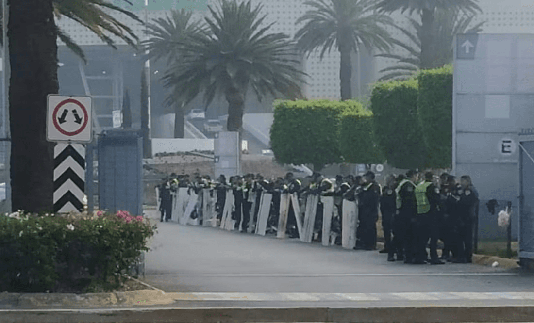 AICM aplica dispositivo de seguridad por presencia de manifestantes; integrantes de la CNTE bloquean accesos