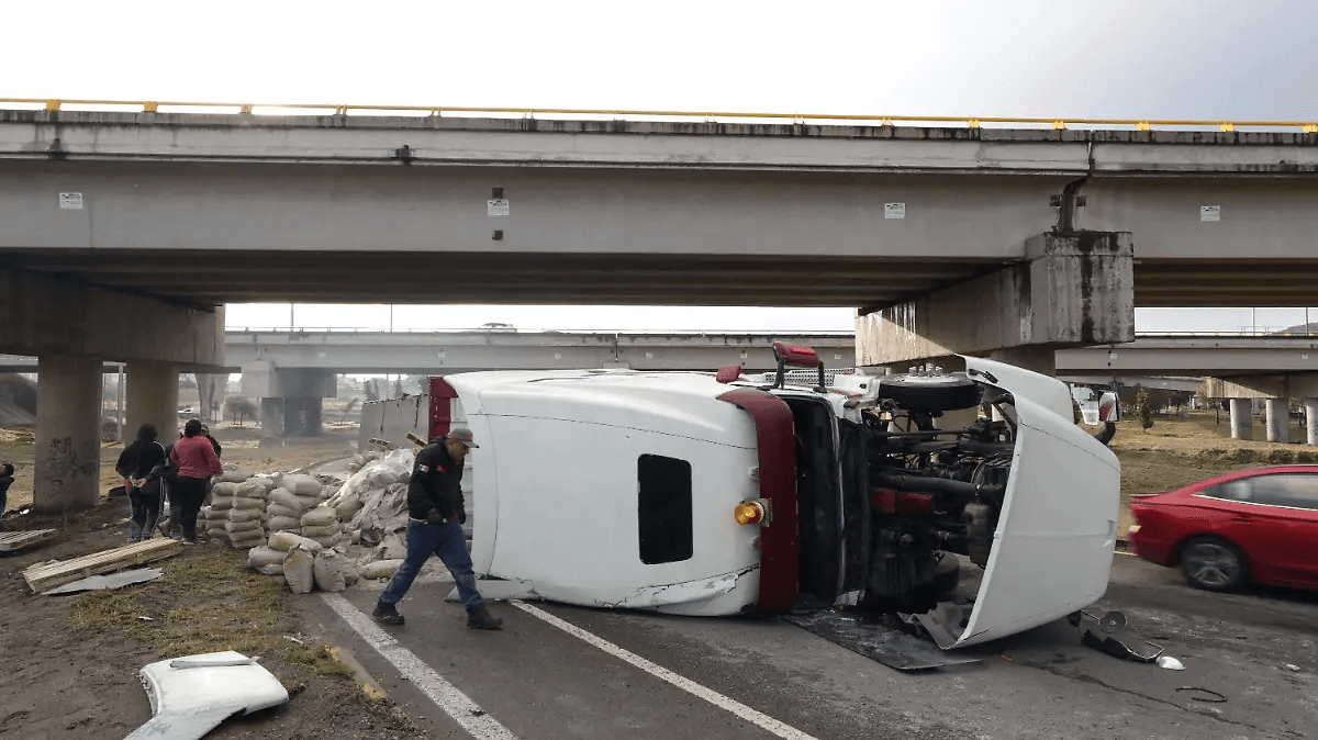 Vuelca tráiler con cemento en incorporación a Periférico, altura Valsequillo