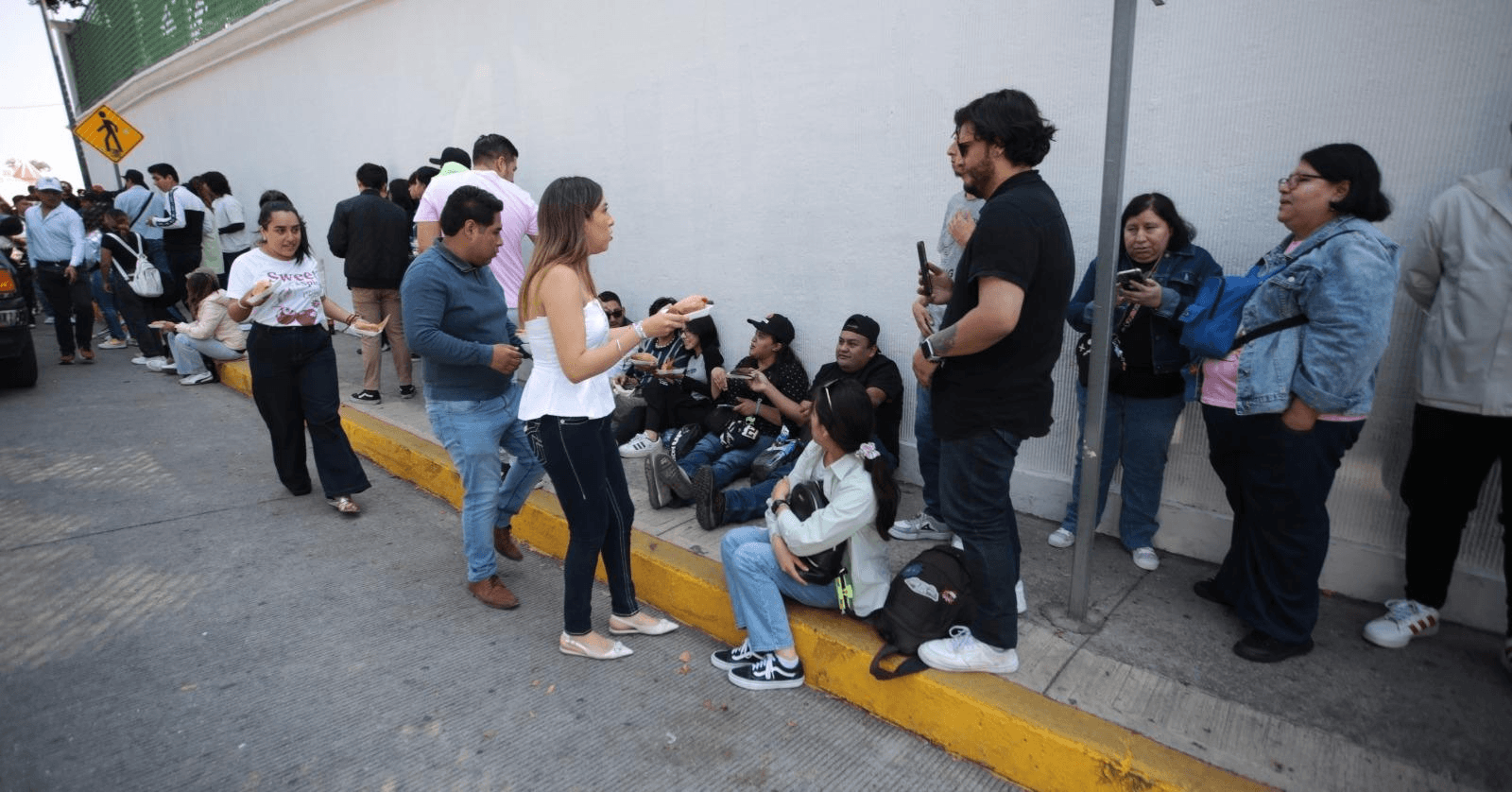 Ni la amenaza de lluvia detiene a los fans de The Killers: La fila ya es kilométrica, la más larga de los conciertos
