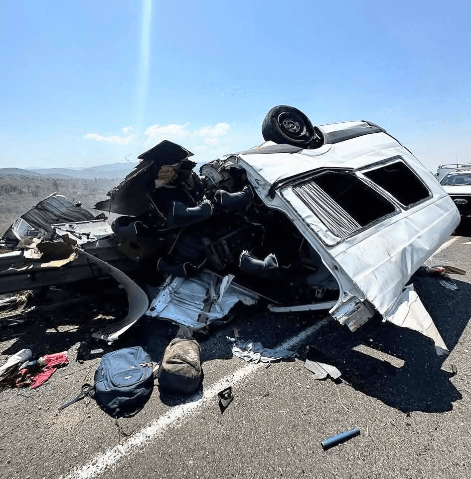 Suman 21 los muertos por choque de pipa y Urvan en la Cuacnopalan- Oaxaca